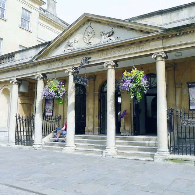 Explore historic Roman Baths in Bath 🇬🇧