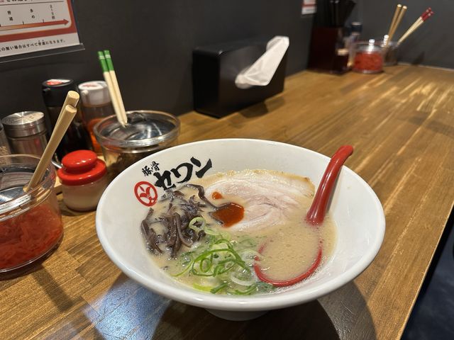 福岡・天神。『豚骨セワン』の博多豚骨ラーメンは『赤・白・黒』の3種類