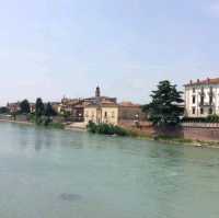 Adige แม่น้ำสวยใส ใจกลางเวโรน่า อิตาลี