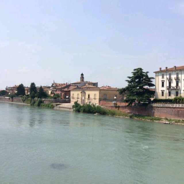 Adige แม่น้ำสวยใส ใจกลางเวโรน่า อิตาลี