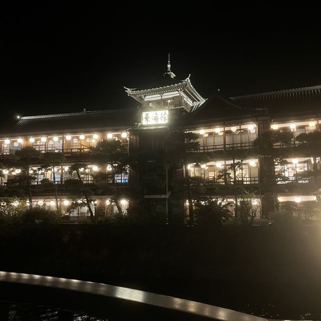 昭和の建物が温泉宿に！川沿いに建つ伝統宿