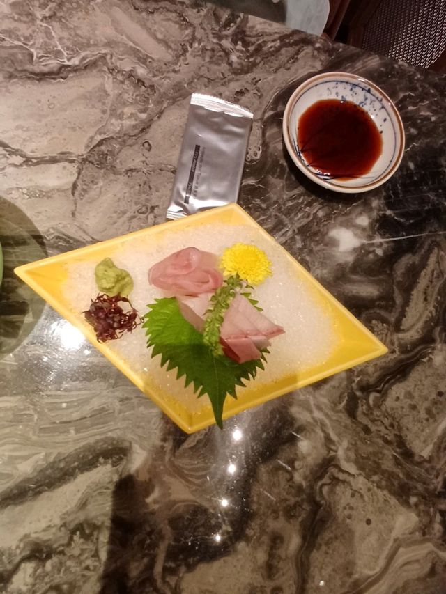 集綿招牌炸海鮮天婦羅，味噌湯，最後是袖子沙冰球，非常美味！