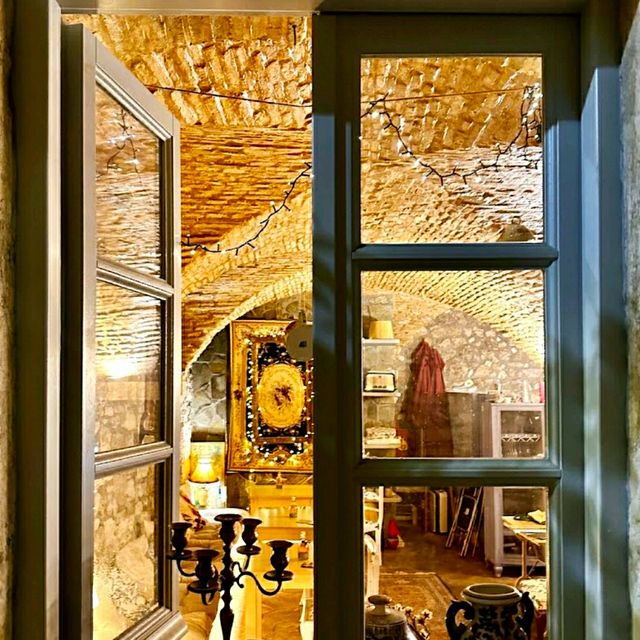 CAFÉ WITH INTRICATE DÉCOR!