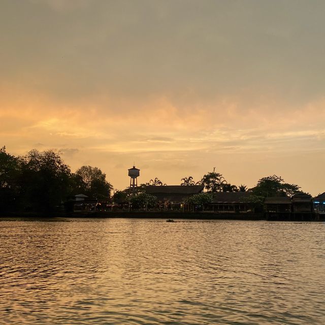 ล่องเรือ ชมหิ่งห้อยแม่น้ำตาปี ยามเย็น