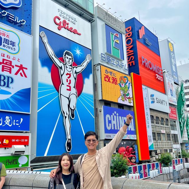 Dotonbori ป้ายไฟกูลิโกะ Osaka Japan