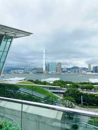 開心的啃漢堡， 和朋友歡快的搶炸雞吃，還有最美全海景！大滿足！