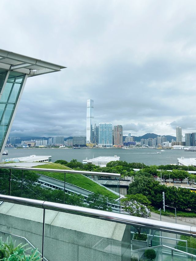 開心的啃漢堡， 和朋友歡快的搶炸雞吃，還有最美全海景！大滿足！