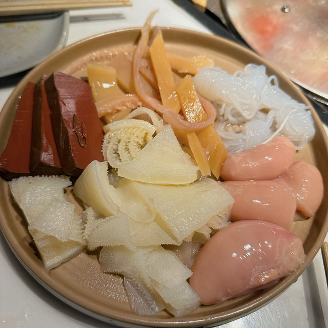 又雞煲，又海鮮，仲有羊肉打邊爐