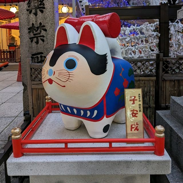 曽根崎横丁の露天神社…通称お初天神は、夜のライトアップが綺麗な神社