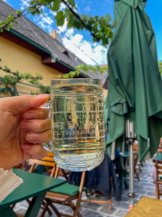 오스트리아의 전통 와인 술집 Mayer am Pfarrplatz