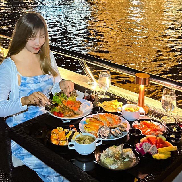 ล่องเรือลำใหญ่หรูเหมือนโรงแรม5ดาวกินบุฟเฟ่ต์