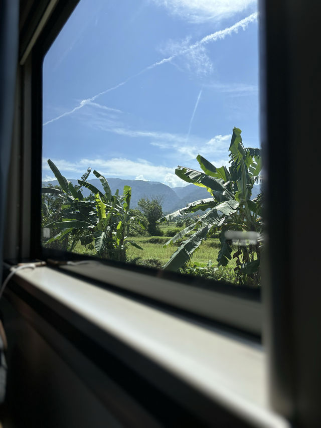 นั่งรถไฟข้ามเมืองที่ประเทศอินโดนีเซีย 🇮🇩