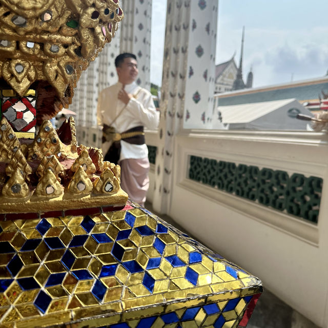 Capture Timeless Beauty: Photo Shoot in Traditional Thai Costume at Wat Arun