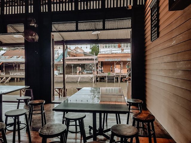 นั่งชิลร้านกาแฟ อัมพวา