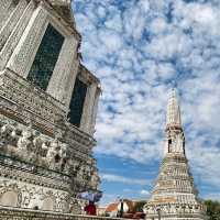 "Enchanting Dawn: A Traveler’s Experience at Wat Arun"