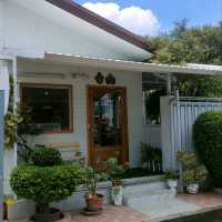 คาเฟ่เล็กๆ สไตล์โฮมมี่ ในหมู่บ้านเมืองทอง 1 