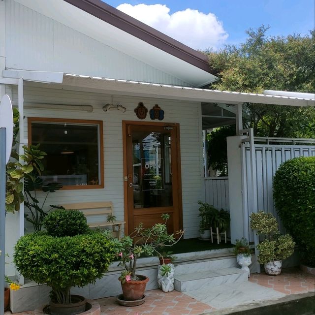 คาเฟ่เล็กๆ สไตล์โฮมมี่ ในหมู่บ้านเมืองทอง 1 