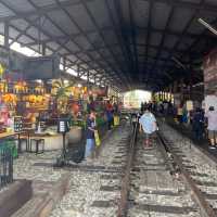 【タイ🇹🇭】露店すれすれを電車が通る！？メークロン市場