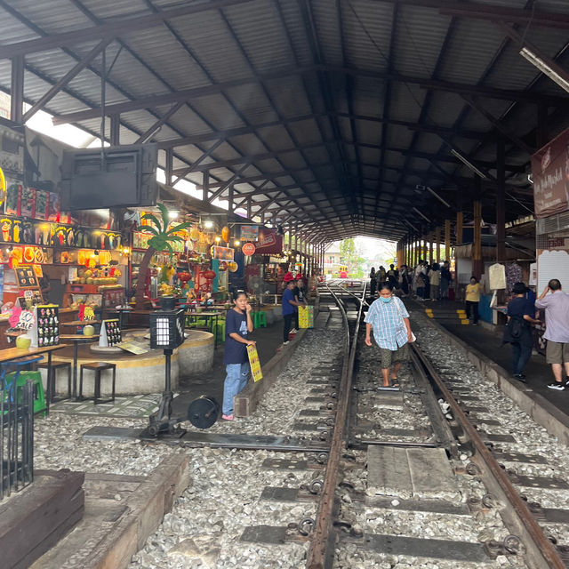 【タイ🇹🇭】露店すれすれを電車が通る！？メークロン市場