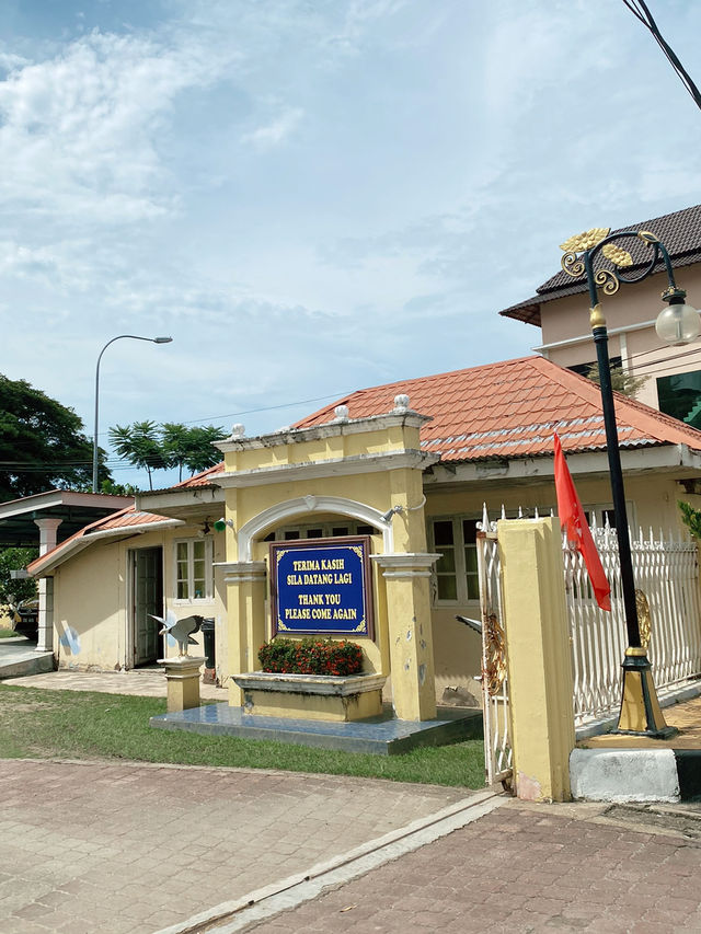 Muzium Diraja: A Glimpse into Kelantan's Royal Heritage!
