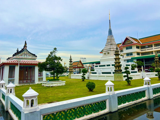 กราบสักการะหลวงพ่อโต ซำปอกง วัดกัลยาณมิตร
