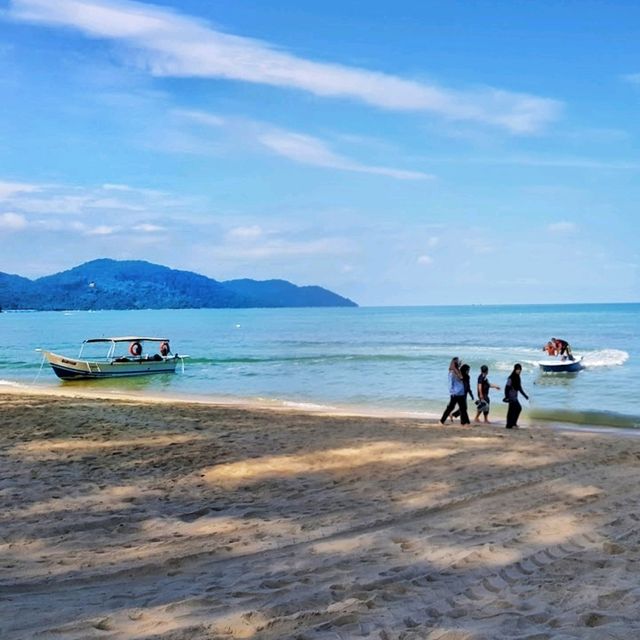 🌊The Batu Ferringhi Beach, a perfect spot for watersport!🌴