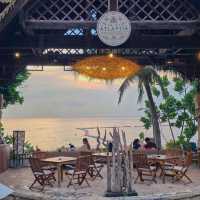คาเฟ่ลับริมทะเลพัทยา มาดินเนอร์ชมวิวพระอาทิตย์ตก