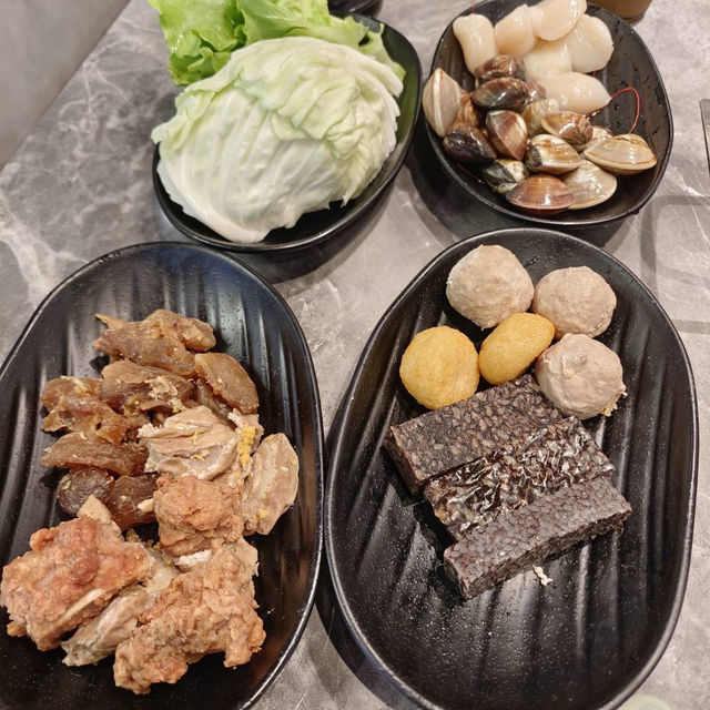 桃園龜山  小蒙牛頂級麻辣養生鍋家林口店