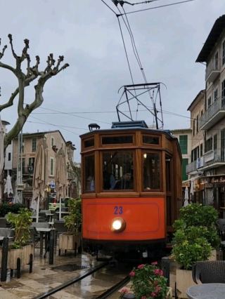 在馬略卡小鎮「索列爾」穿梭巷弄的電車