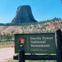Exploring Devils Tower in Wyoming: A Natural Wonder You Can’t Miss 🇺🇸