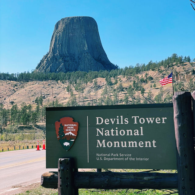Exploring Devils Tower in Wyoming: A Natural Wonder You Can’t Miss 🇺🇸