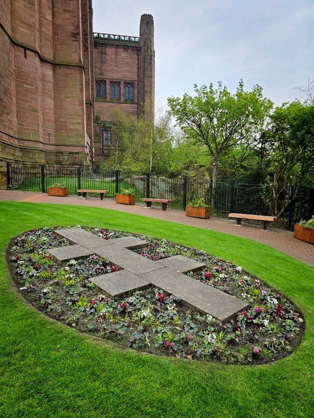 Liverpool Cathedral โบสถ์ที่ใหญ่ที่สุดของเมือง 💒