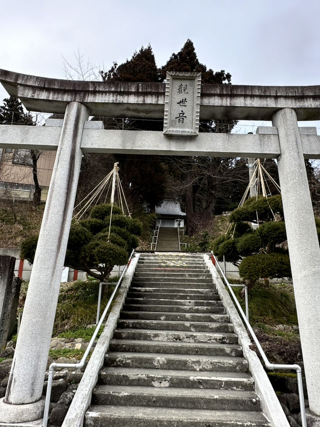 【山形×冬の旅】境内の階段を電車が通過！ 驚きの光景～