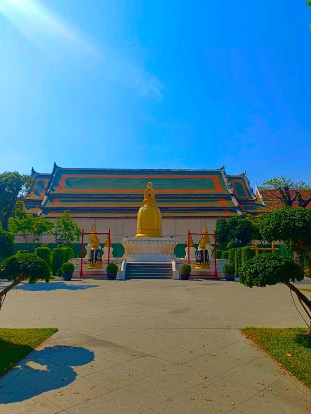 หลวงพ่อยิ้มรับฟ้า วัดระฆังโฆสิตาราม