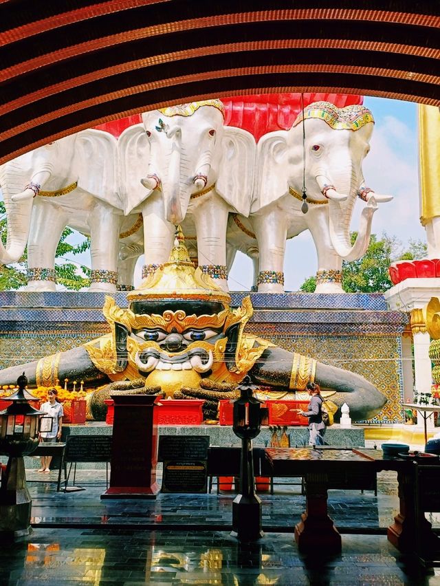 泰國曼谷湄南河畔著名標誌性寺廟景點:坤禪寺，巨大金佛雕塑，適合拍照📸打卡