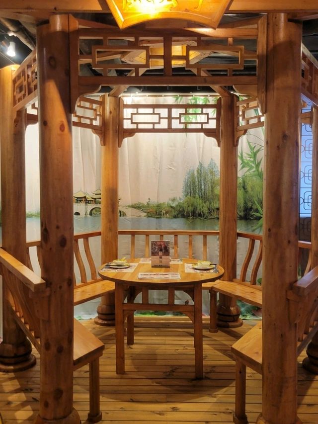打卡孔明船🛶仙氣荔枝蝦球🌲品味四川風味與香港味道👍