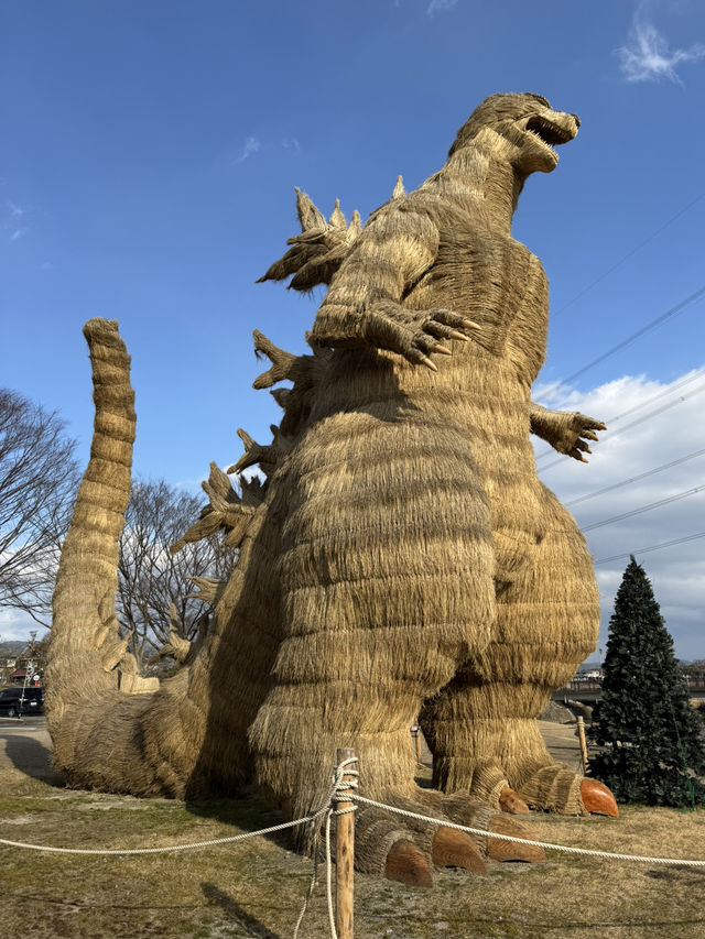 わらで作られたゴジラが凄すぎる！
