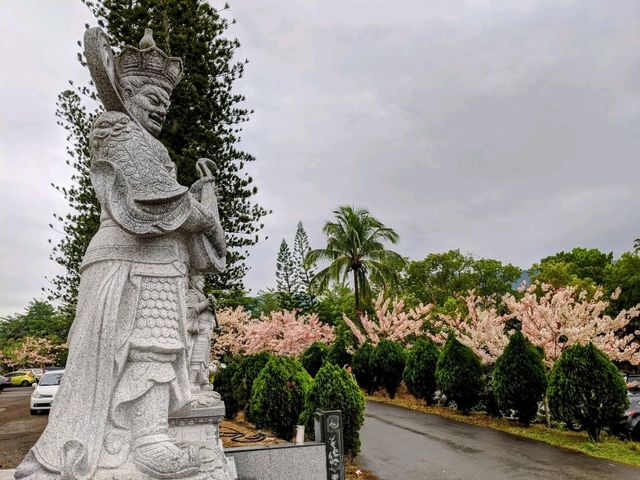 鈺鼎步道，從山頂涼亭眺望山林雲海和南化水庫