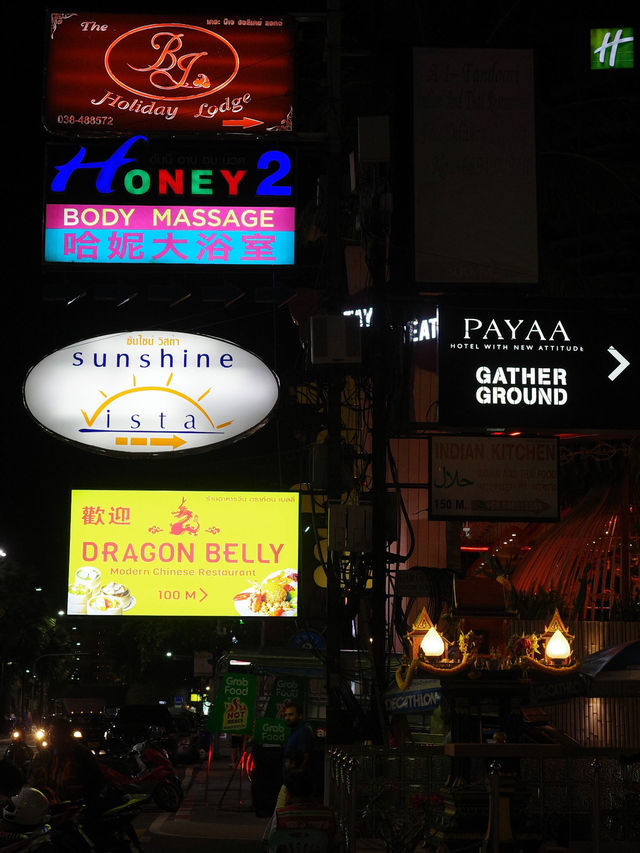 🛍️ **【芭堤雅逛街攻略：海濱城市的購物天堂】** 🌴  