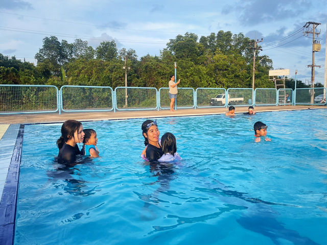 สระว่ายน้ำปากพนัง : คลายร้อน สนุกได้ทั้งครอบครัว