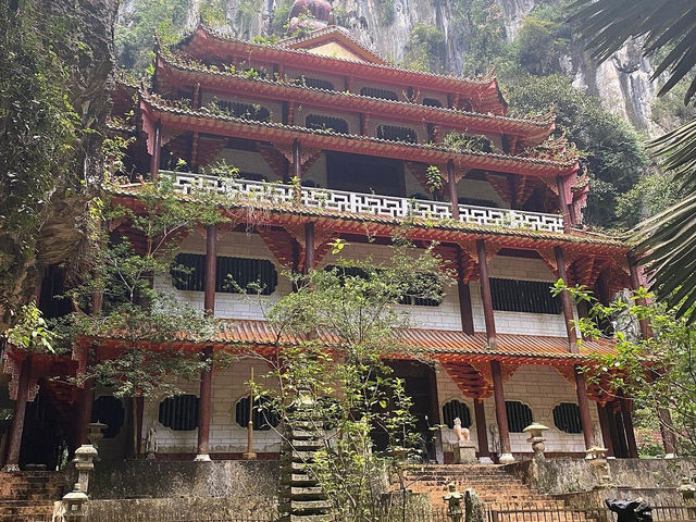  Sam Poh Tong Temple: Ipoh’s Serene Cave Sanctuary 🏞️