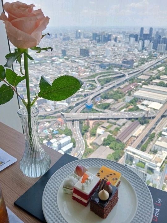 ชมวิวมุมสูงกรุงเทพ พร้อมบุปเฟ่ต์อร่อยๆ 