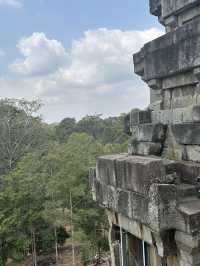 「クメールの微笑み」が見守る、壮大な都城遺跡