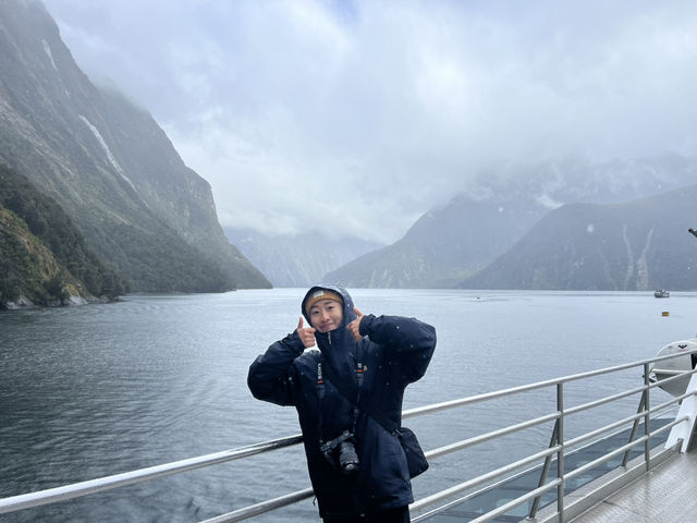 紐西蘭南島｜Milford Sound｜雨神眷顧的世界遺產，細雨中的壯麗峽灣