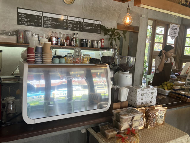สวนหน้าบ้าน คาเฟ่ขนมปังโฮมเมท  ชลบุรี