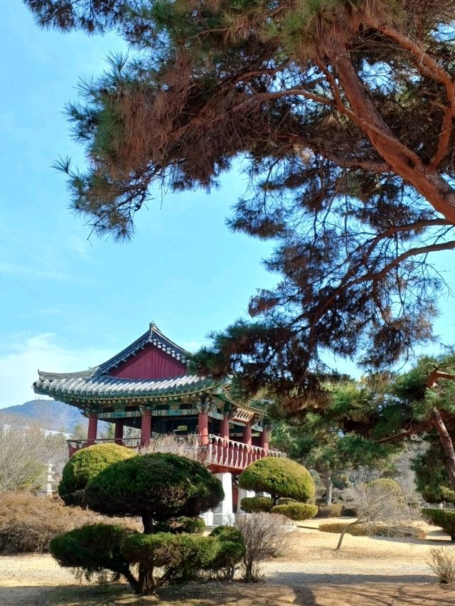 초록에 둘러싸여 걷는 예술 산책길