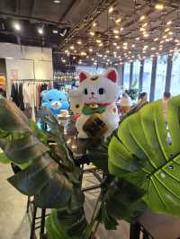 服飾店旁的Cafe