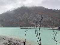 Kawah Putih on a Rainy Day: A Mysterious Volcanic Lake Journey ⛈️🌿