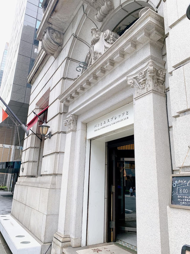 日本大阪　築100年の元銀行でカフェタイムを