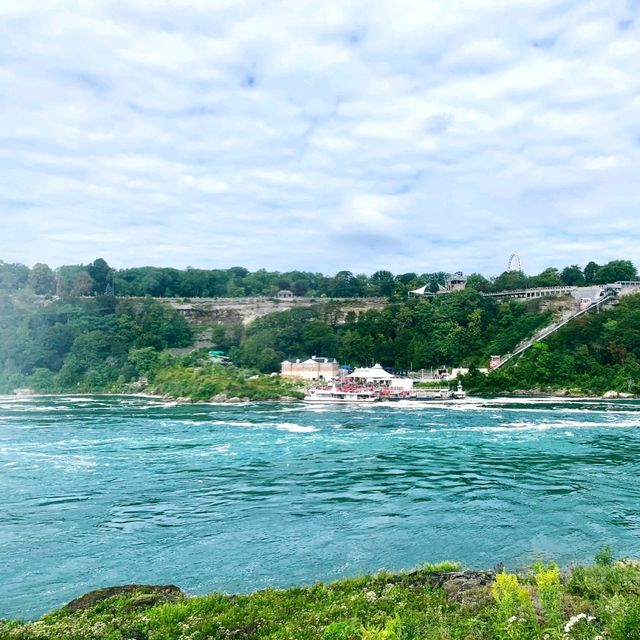 พาล่องเรือ Maid of The mist ในวันในตก